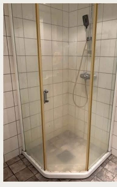 Dusj med kalk og skitt før rengjøring