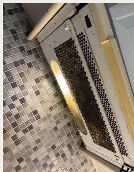 Kjøkkenventilator med fett før rengjøring